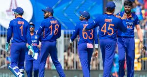 travis-head-kneels-in-front-of-hardik-pandya-dangerous-bowling-sent-pavilion-for-33-runs